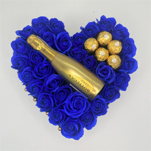 Aranjament floral Opulence, cutie inima cu trandafiri de sapun albastri si Prosecco Bottega Gold si praline Ferrero Rocher