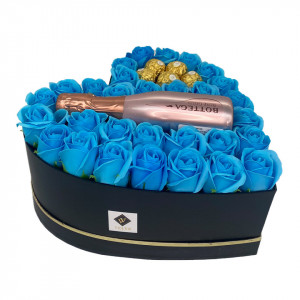 Aranjament floral Opulence, cutie inima cu trandafiri de sapun bleu si Prosecco Bottega Gold si praline Ferrero Rocher