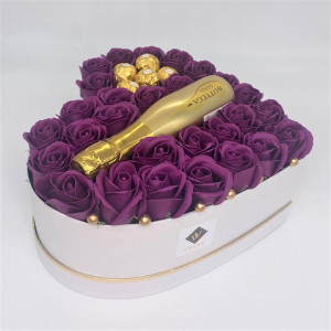 Aranjament floral Opulence, cutie inima cu trandafiri de sapun mov si Prosecco Bottega Gold si praline Ferrero Rocher