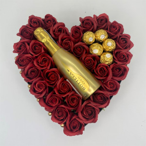 Opulence, cutie inima cu trandafiri de sapun rosu inchis si Prosecco Bottega Gold si praline Ferrero Rocher