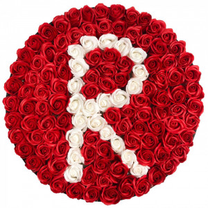 Aranjament floral personalizat cu litera cutie rotunda neagra cu 101 trandafiri de sapun - Img 6
