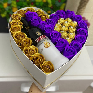 Cadou cutie inima alba cu trandafiri de sapun, Angelli si praline 11 Ferrero Rocher, mov