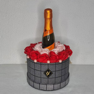 Cadou Story Gift Aranjament floral in cutie rotunda silver cu trandafiri de sapun si Prosecco