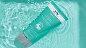 Demachiant fata Ren Clearcalm Clay Cleanser 