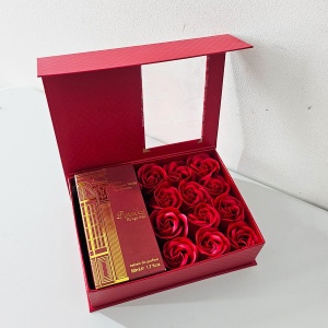 Set cadou Darlis, Apa de Parfum Barakkat Rouge 540, Fragrance World, Unisex, 50 ml si Cutie cu trandafiri