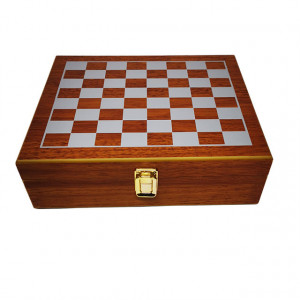 Set cadou pentru barbati VLV, cutie si piese pentru sah, tirbuson, sticla pentru bautura si pahare imbracate in piele ecologica, maro, 26x22x8cm