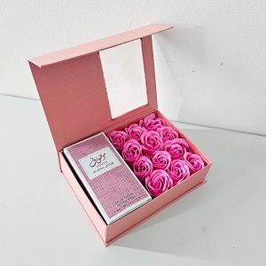 Set cadou Regalio  Apa de Parfum Ard Al Zaafaran Oud Romancea, si Cutie cu trandafiri