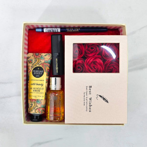 Set Rose Paradiso, Cutie Trandafiri de Sapun, Cremă De Mâini Eyup Sabri Tuncer Wild Beauty, Ruj de buze Max Factor, Gel de Dus Molton Brown Vetiver & Grapefruit, Creion dermatograf Max Factor, Lotiune de corp Molton Brown Vetiver & GrapefruitSet Rose Para