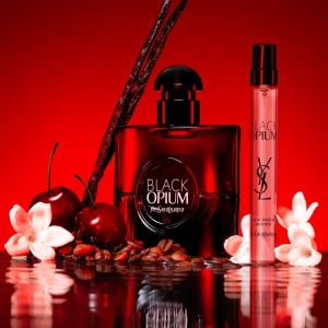 Yves Saint Laurent Black Opium Over Red, Apa de Parfum