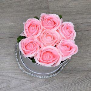 Aranjament floral Glamour Flower cutie rotunda cu 7 trandafiri sapun - Img 8