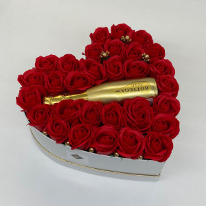 Aranjament floral Gold Rose, cutie inima cu trandafiri de sapun si Prosecco Bottega Rose Gold, rosu