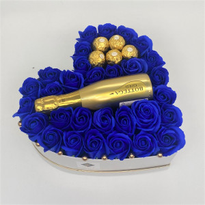 Aranjament floral Opulence, cutie inima cu trandafiri de sapun albastri si Prosecco Bottega Gold si praline Ferrero Rocher