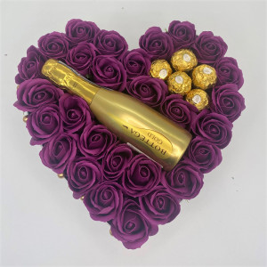 Aranjament floral Opulence, cutie inima cu 35 trandafiri de sapun mov si Prosecco Bottega Gold si praline Ferrero Rocher