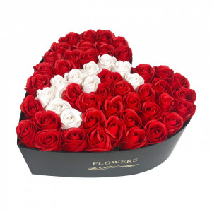 Aranjament floral personalizat cu litera cutie inima neagra cu 49 trandafiri de sapun - Img 6
