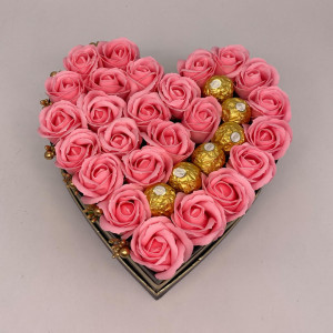 Aranjament floral Serenity Red, cutie inima cu trandafiri de sapun si bomboane Ferrero Rocher, roz