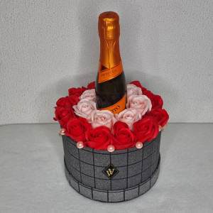 Cadou Story Gift Aranjament floral in cutie rotunda silver cu trandafiri de sapun si Prosecco - Img 3