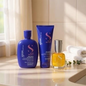 Pachet Alfaparf Semi di Lino Blonde pentru neutralizarea tonurilor de galben, Sampon 250 ml + Balsam 200ml + Ulei iluminator Cristalli Liquidi 15 ml