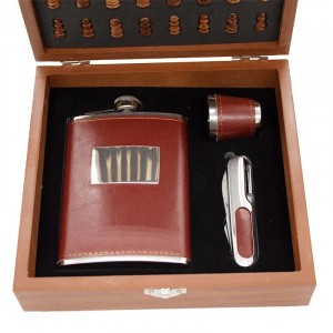 Set cadou pentru barbati VLV, cutie si piese pentru sah, tirbuson, sticla pentru bautura si pahar imbracat in piele ecologica, maro, 20x18x6cm - Img 2