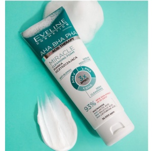 Spuma de curatare Eveline Cosmetics Miracle, cu efect exfoliant si anti-imperfectiuni, pentru toate tipurile de ten, 150 ml