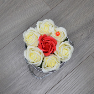 Aranjament floral Glamour Flower cutie rotunda cu 7 trandafiri sapun - Img 9