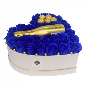 Aranjament floral Opulence, cutie inima cu trandafiri de sapun albastri si Prosecco Bottega Gold si praline Ferrero Rocher