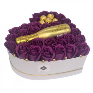 Aranjament floral Opulence, cutie inima cu trandafiri de sapun mov si Prosecco Bottega Gold si praline Ferrero Rocher