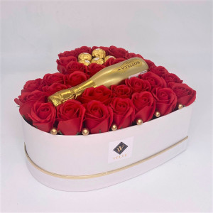 Aranjament floral, cutie inima cu trandafiri de sapun rosu deschis si Prosecco Bottega Gold si praline Ferrero Rocher