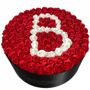 Aranjament floral personalizat cu litera B in cutie rotunda neagra cu 135 trandafiri de sapun
