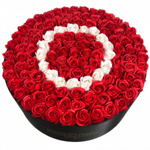 Aranjament floral personalizat cu litera O in cutie rotunda neagra cu 135 trandafiri de sapun