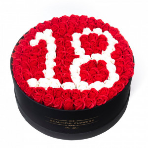 Aranjament floral personalizat cu numere, cutie rotunda neagra cu 75 trandafiri de sapun