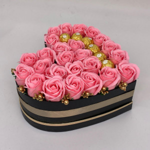 Aranjament floral Serenity Red, cutie inima cu trandafiri de sapun si bomboane Ferrero Rocher