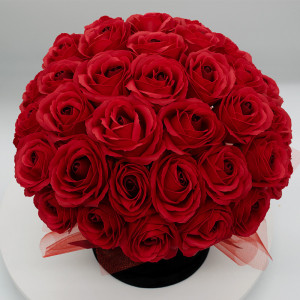 Aranjament floral Wonderful in cutie de catifea cu funda din organza si 51de trandafiri din sapun in doua nuante, rosu/bordo