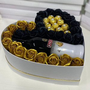 Cadou cutie inima alba cu trandafiri de sapun, Angelli si 11 praline Ferrero Rocher, negru