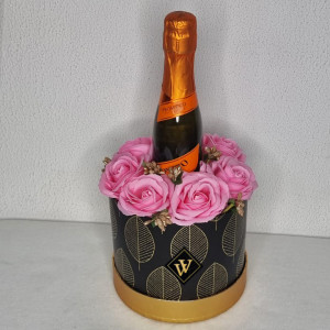 Cadou Golden Pink Gift Aranjament floral in cutie rotunda silver cu trandafiri de sapun si Prosecco