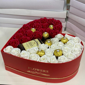 Cadou Sweet Honey cutie inima rosie cu trandafiri de sapun, Jack Daniel's si praline Ferrero Rocher - Img 2