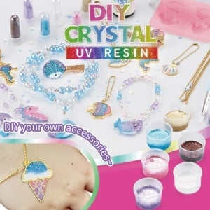 Set creativ DIY cu 6 pandantive metalice, rasina UV, culori si sclipici, lant auriu, tematica ocean, recomandat pentru copii 8 ani+, multicolor