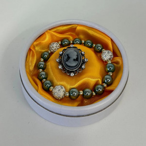 Set Lucky Camee, brosa cu cristale si bratara, elastica cu margele tip Shambala, in cutie rotunda, Alb
