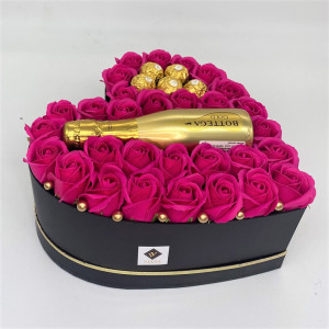 Aranjament floral Opulence, cutie inima cu trandafiri de sapun fuchsia si Prosecco Bottega Gold si praline Ferrero Rocher