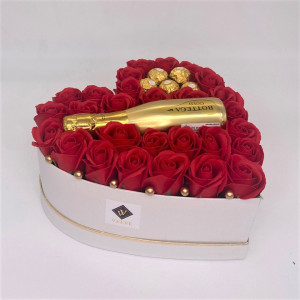 Aranjament floral, cutie inima cu trandafiri de sapun rosu deschis si Prosecco Bottega Gold si Ferrero Rocher