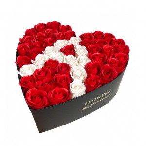 Aranjament floral personalizat cu litera cutie inima neagra cu 49 trandafiri de sapun - Img 8