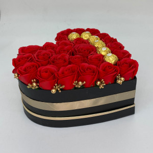 Aranjament floral Serenity Red, cutie inima cu trandafiri de sapun si bomboane Ferrero Rocher, rosu