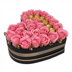 Aranjament floral Serenity Red, cutie inima cu trandafiri de sapun si bomboane Ferrero Rocher, roz