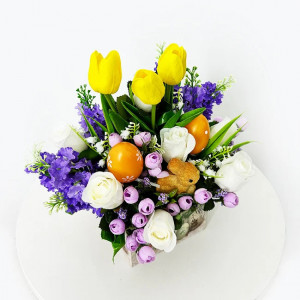 Aranjament handmade Happy Eggs, cu plante artizanale, lalele, trandafiri, liliac, oua si iepuras, cu tematica Pascala, Galben