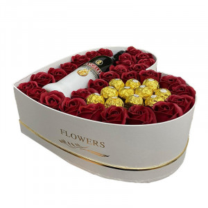 Cadou cutie inima alba cu trandafiri de sapun, Angelli si praline Ferrero Rocher, rosu