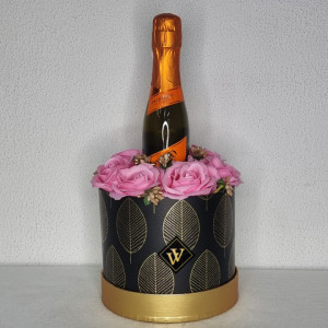 Cadou Golden Pink Gift Aranjament floral in cutie rotunda silver cu trandafiri de sapun si Prosecco - Img 2