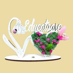 Ornament din lemn Draw Me, ce poate fi personalizat cromatic, cu tematica individuala (Educatoare), licheni stabilizati si imortele, Roz