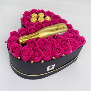 Aranjament floral Opulence, cutie inima cu trandafiri de sapun fuchsia si Prosecco Bottega Gold si praline Ferrero Rocher
