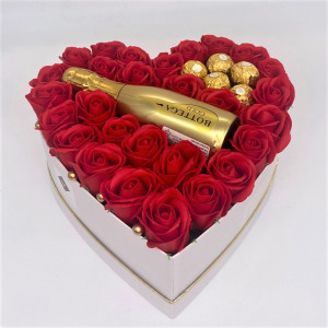 Aranjament floral Opulence, cutie inima cu trandafiri de sapun rosu deschis si Prosecco Bottega Gold si praline Ferrero Rocher - Img 4