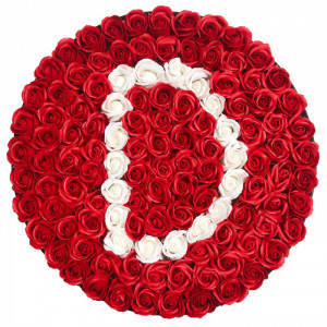 Aranjament floral personalizat cu litera D in cutie rotunda neagra cu 135 trandafiri de sapun