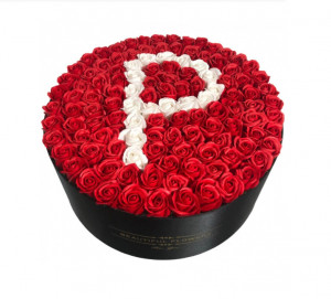Aranjament floral personalizat cu litera P in cutie rotunda neagra cu 135 trandafiri de sapun